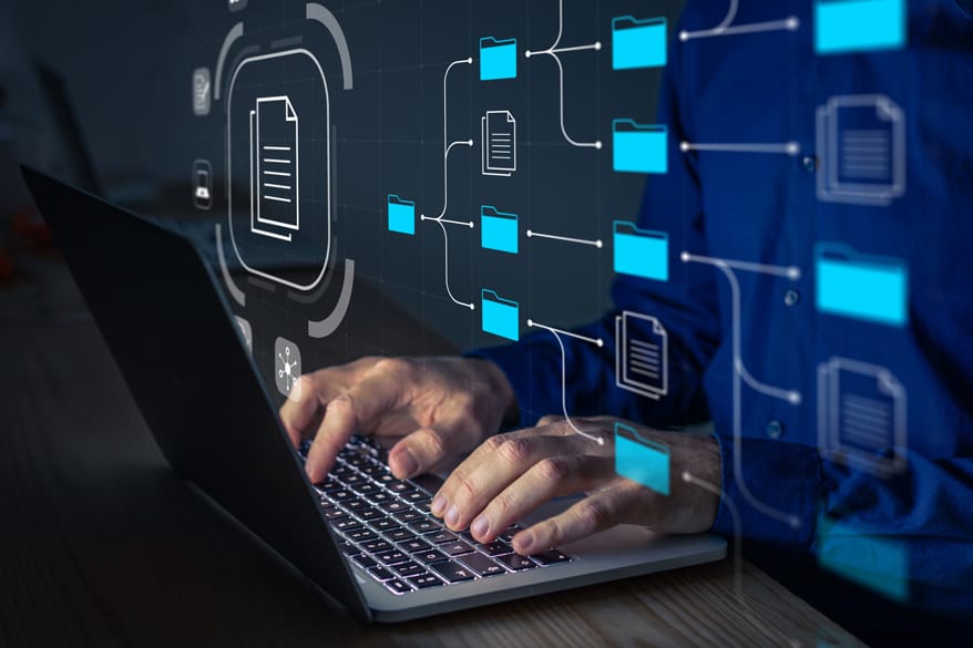 empresario utilizando sistema on-premise