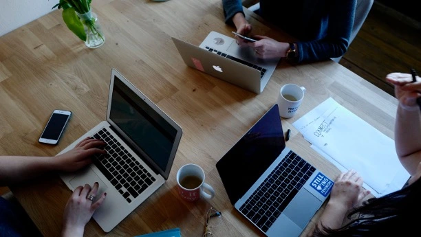personas trabajando y emulando el uso de un softwarede nomina