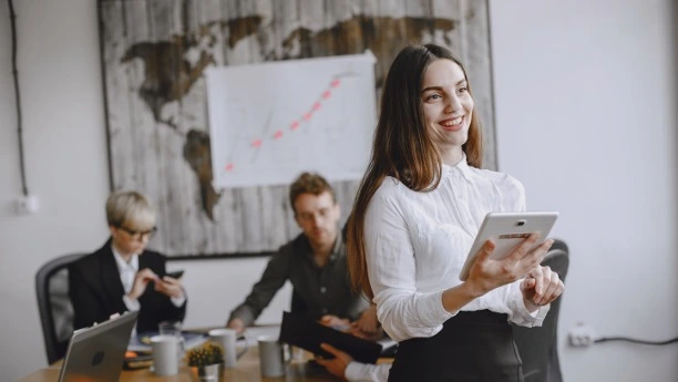 personas trabajando y que emulan estar en el área de recursos humanos de una empresa